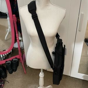 Targus nylon laptop messenger bag in black